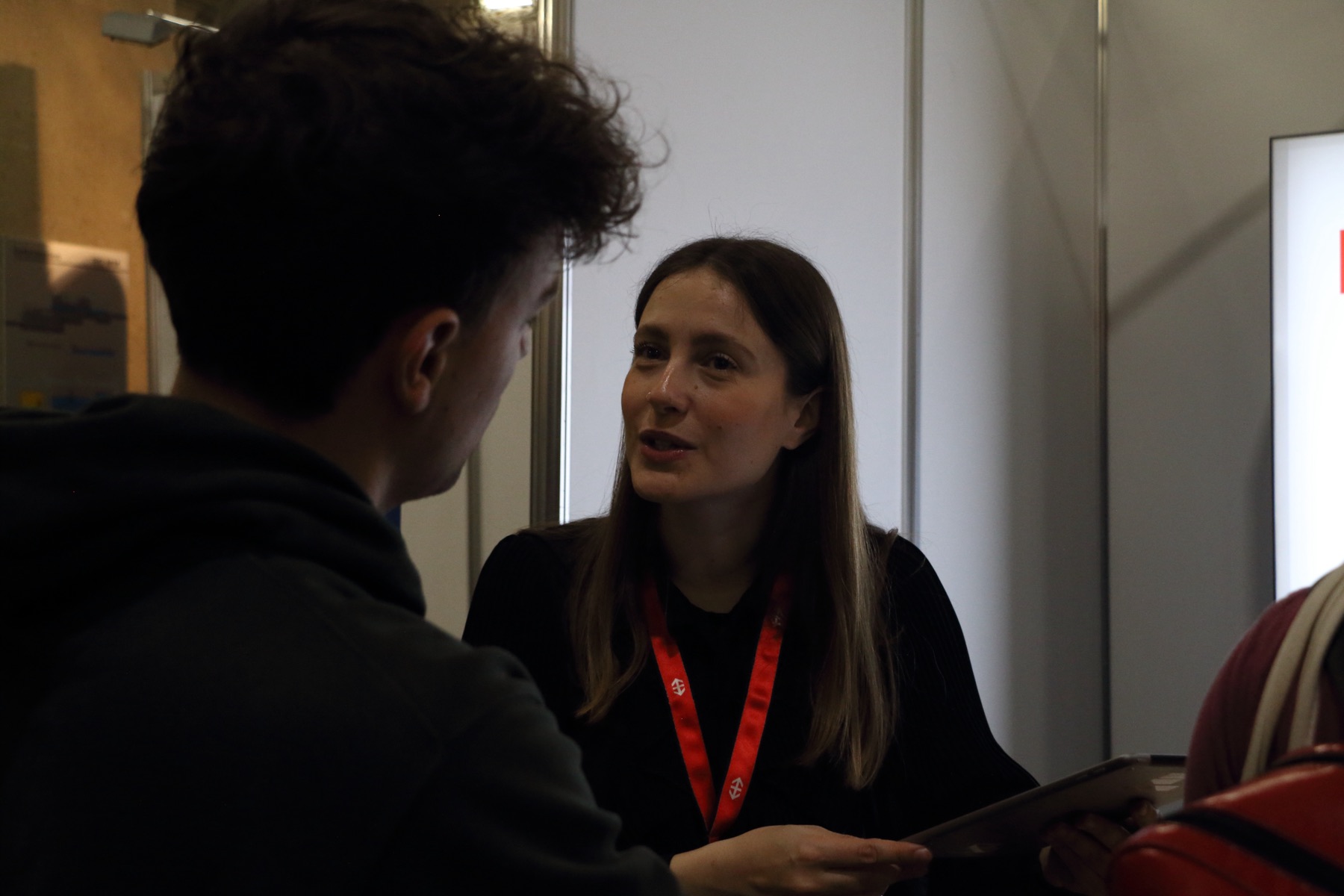A student and an SBB representative in conversation
